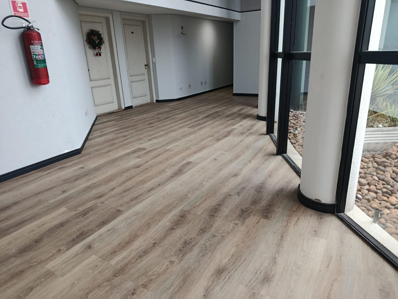 Laminados e Vinílicos: Beleza, Conforto e Durabilidade para Seu Ambiente